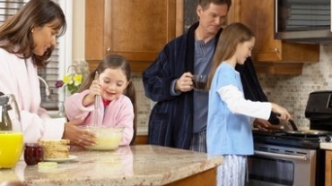 Una família a la cuina