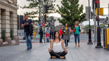 Meditació al carrer